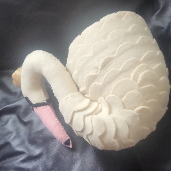 Linen Perch luxury boutique swan felt wall decor - Picture 3 of 7